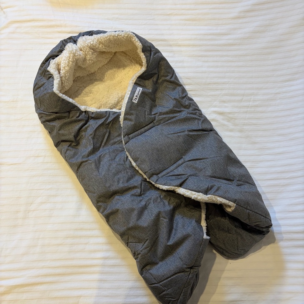 7 A.M. Enfant NIDO Cloud Car Seat & Bassinet Wrap Sherpa and gray